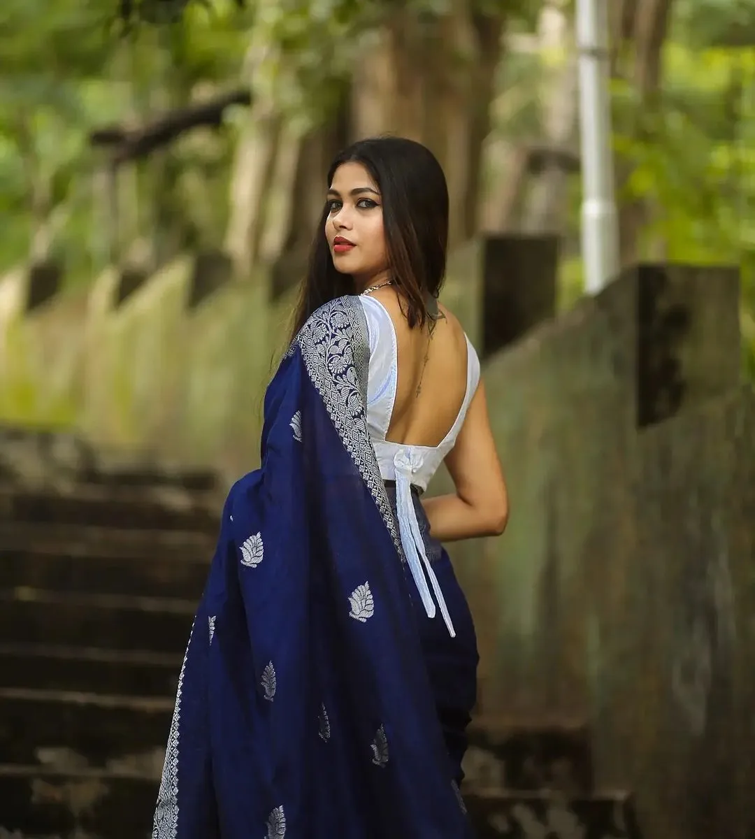 Engrossing Navy Blue Soft Silk Saree With Glowing Blouse Piece