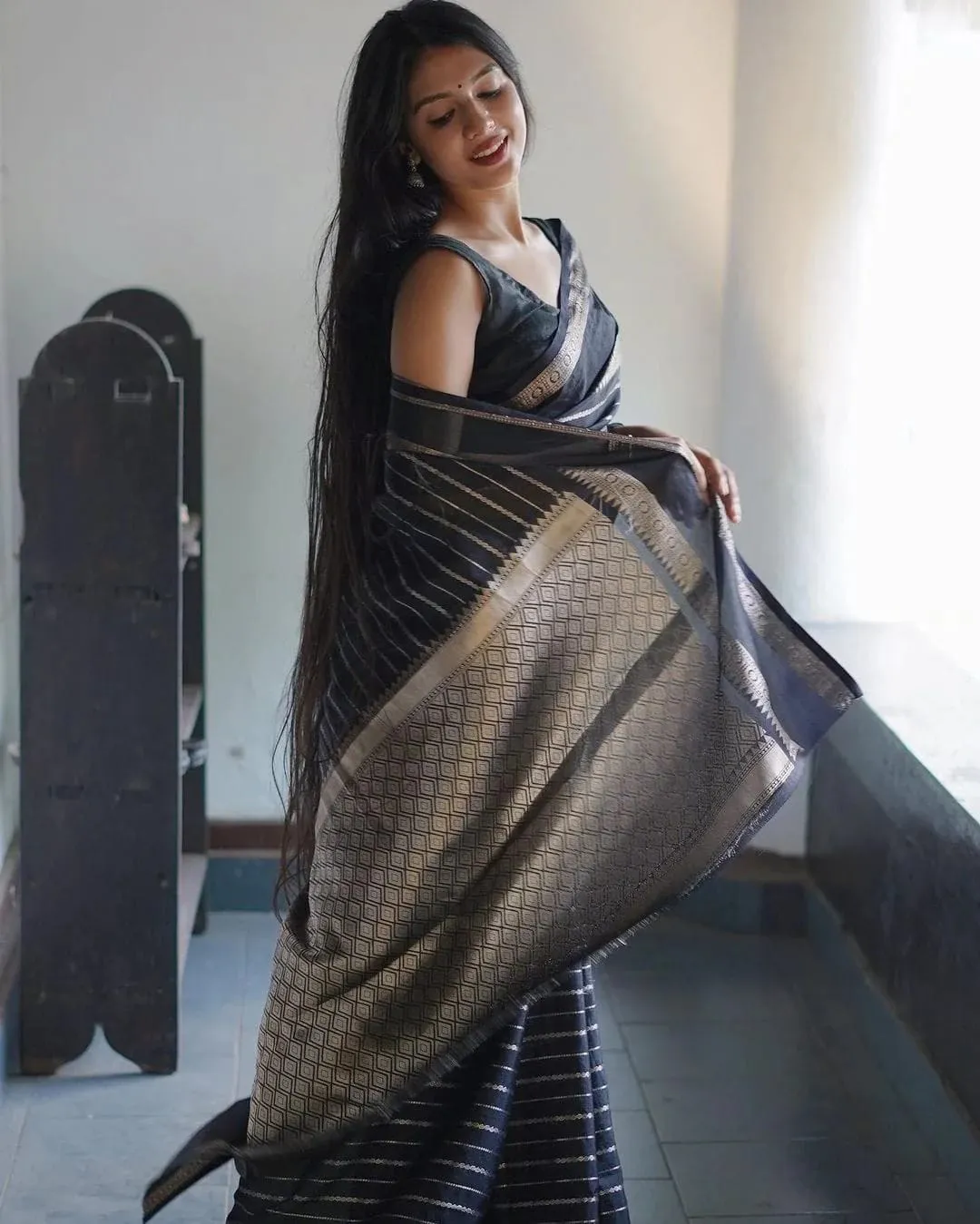 Glittering Black Soft Banarasi Silk Saree With Flattering Blouse Piece