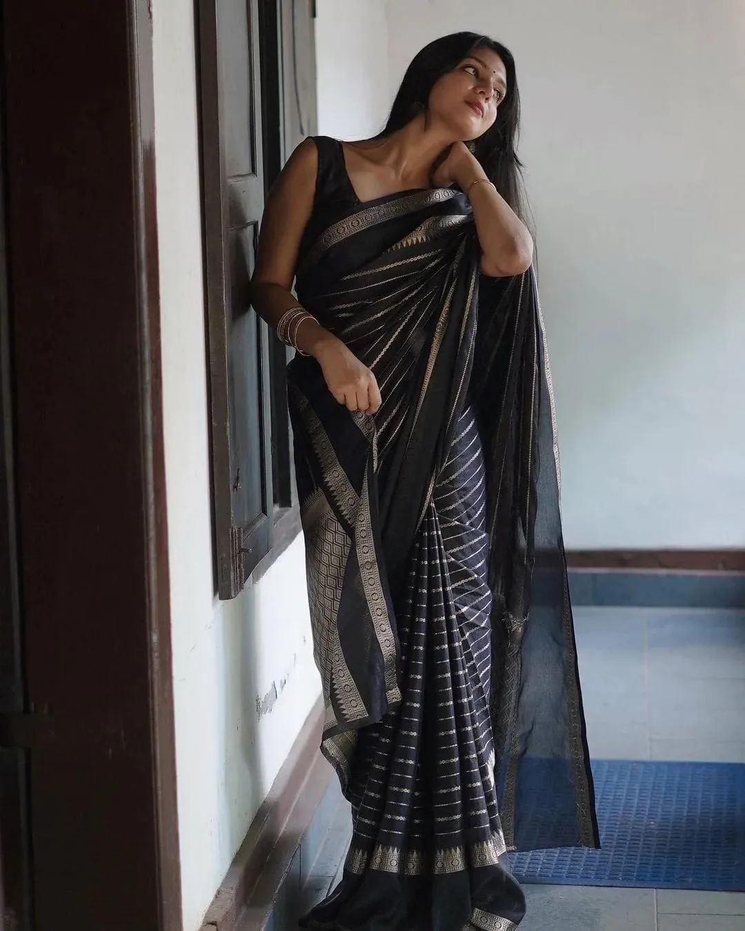 Glittering Black Soft Banarasi Silk Saree With Flattering Blouse Piece