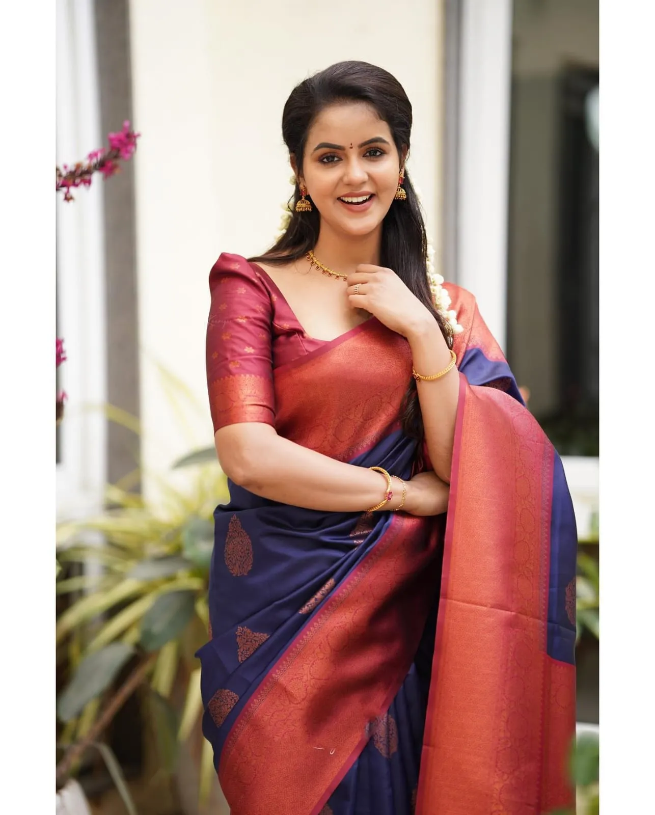 Tempting Navy Blue Soft Silk Saree With Glittering Blouse Piece